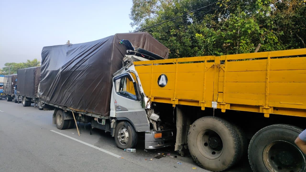 Dua Maut Nahas Kemalangan Lori Rempuh Treler Berhenti Tengah Jalan