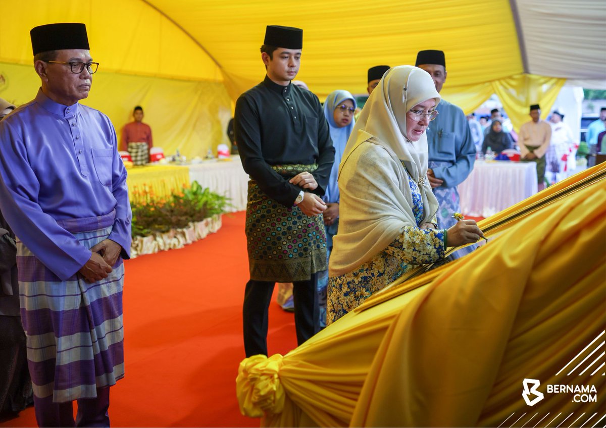 Raja Permaisuri Agong Rasmi Masjid Tunku Azizah Iskandar Di Bentong ...